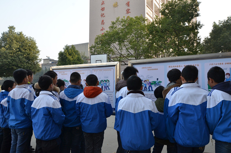 学生们围观展板上的未成年人犯罪案例2.JPG