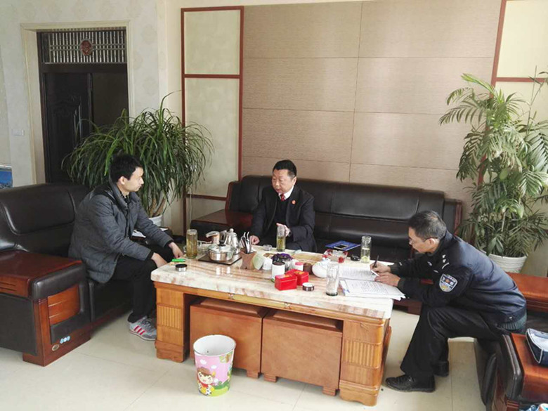主审法官奔赴枣阳调解案件.jpg