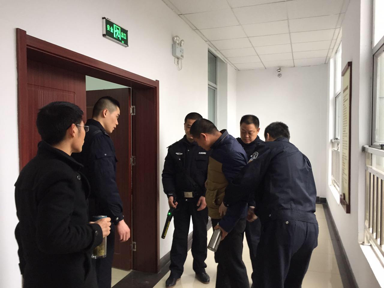 老河口法院庭前安检1.jpg